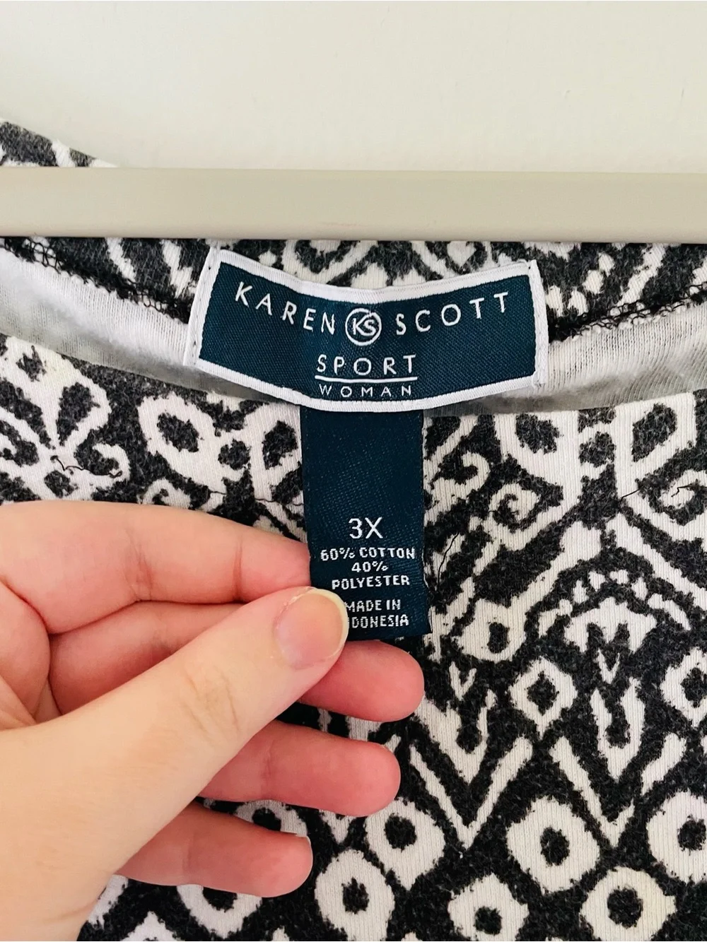 Karen Scott Black & White Geometric Crewneck Top